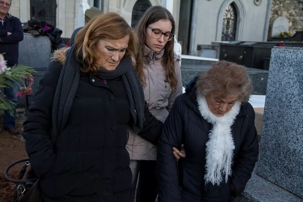 TRE GENERASJONER: Cristinas mor, Cristina og bestemor Milagro under utgravningen i november i fjor.