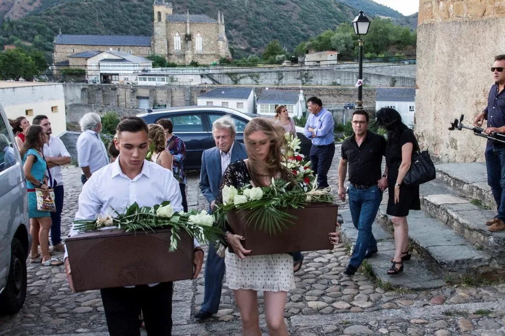 til hvile: Cristina var selv med å bære de to kistene fra kirken til sitt siste hvilested på kirkegården i Villafranca del Bierzo i august i år.