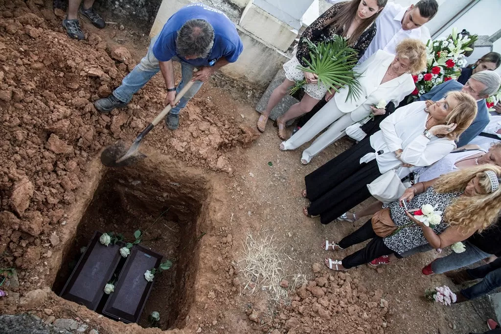 Endelig: er kistene med levningene etter de to slektningene kommet på et kjent hvilested. Familien har fulgt dem til graven.