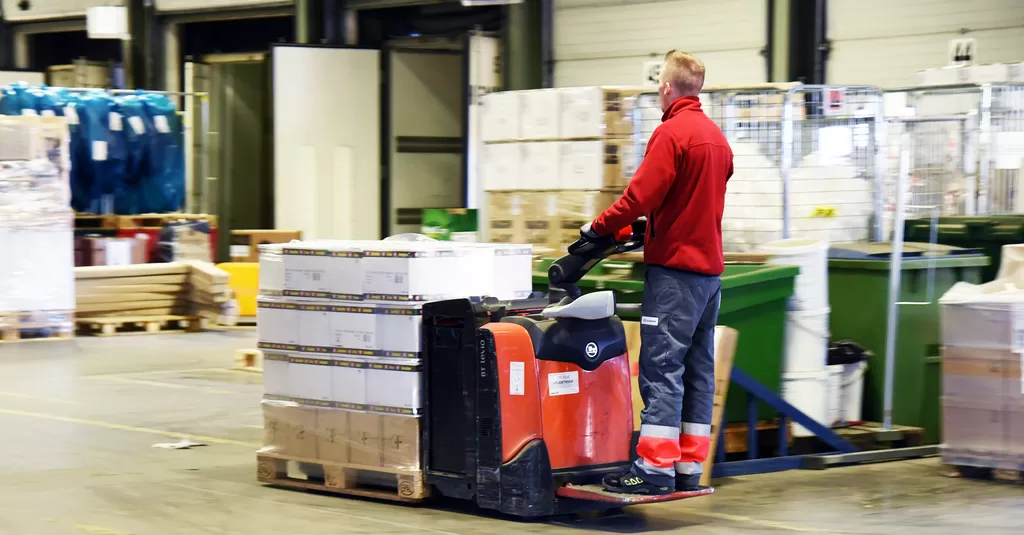 Stor streikefare i havn og spedisjon. Bildet viser en terminalarbeider på truck. 