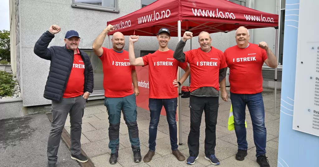 Bildet viser lærere i streik i Bergen. De streikende er ved godt mot