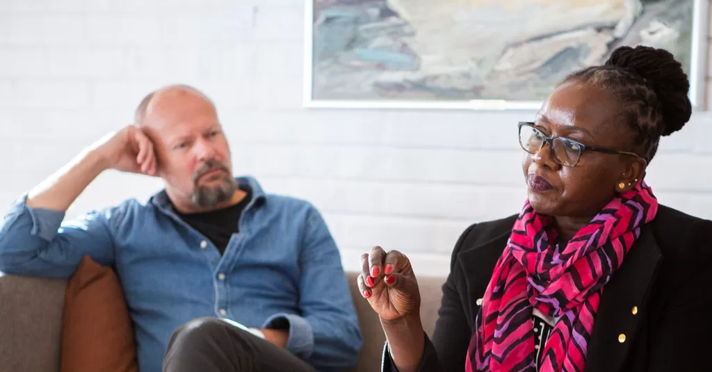 Rebecca Nyamori er Norsk Folkehjelps programsjef i Sør-Sudan. Hun jobber for at oljeutvinningen i landet skal komme lokalbefolkningen til gode, samtidig som miljøet blir ivaretatt. Bak sitter Trygve Augestad, Norsk Folkehjelps seksjonsleder for Afrika og Sørøst-Asia.