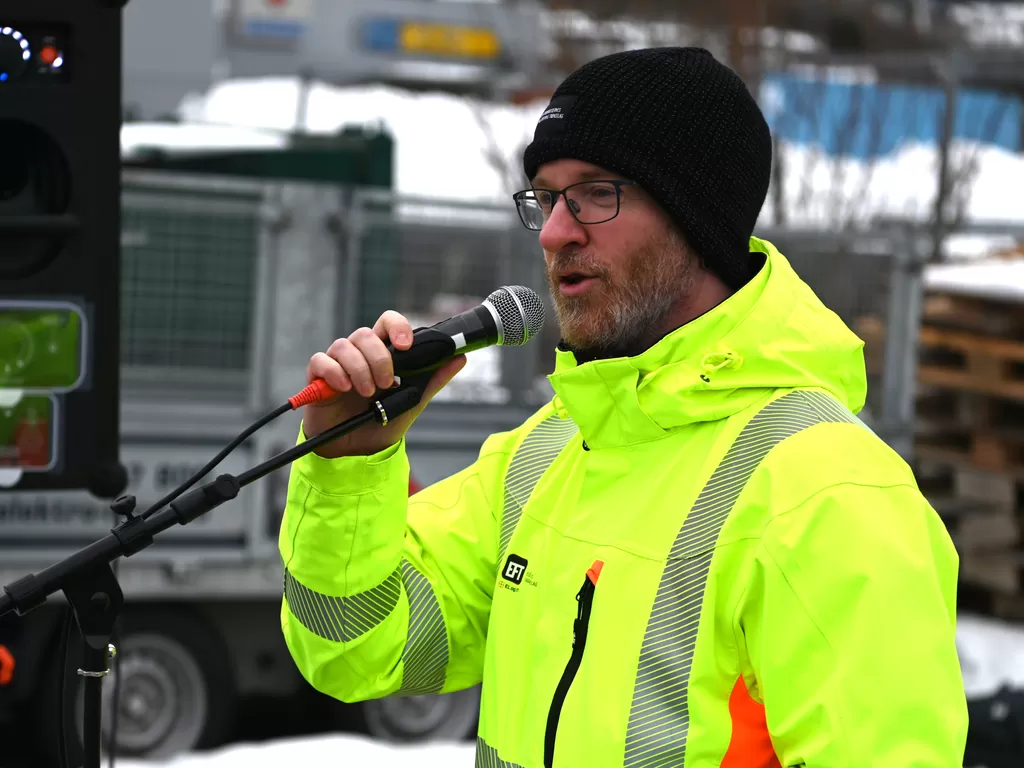 TAKKET: Leder i Elektroarbeidernes Fagforening Trøndelag, Eystein Garberg, er glad for at så mange møtte opp på kort varsel for å vise sin støtte til Nils Ragnvald Bruheim og takket de frammøtte.